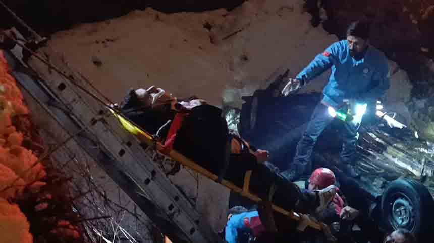 O T O M O B İ L K Ö P R Ü D E N U Ç T U Y A R A L I L A R V A R (4)