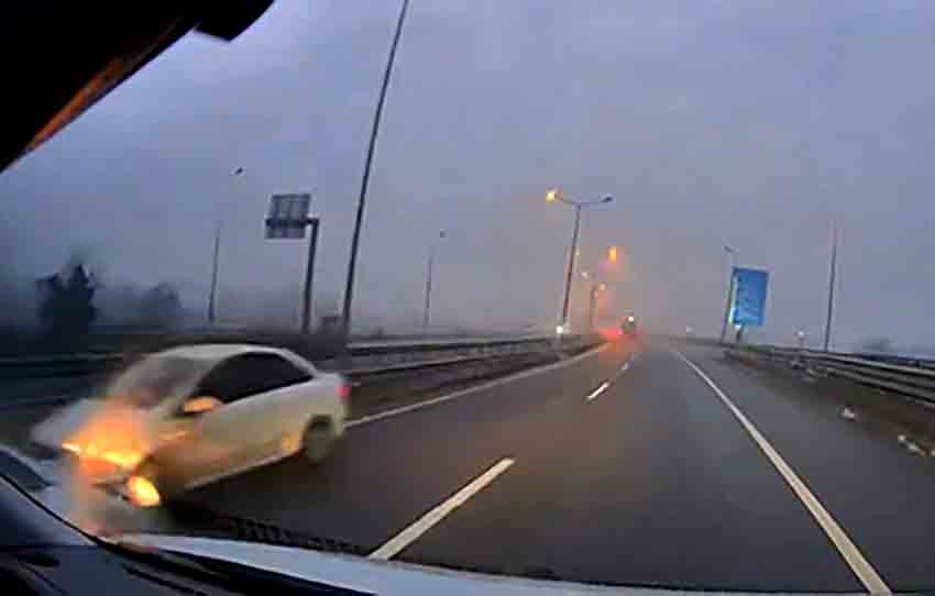 Ters Şeritten Gelen Otomobil Ortalığı Birbirine Kattı (2)