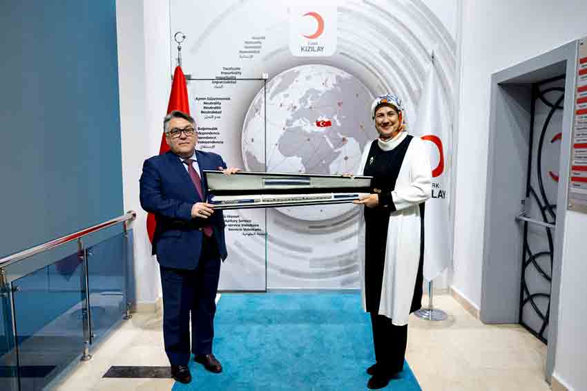 Türk Kızılay'ından Rektör (1)