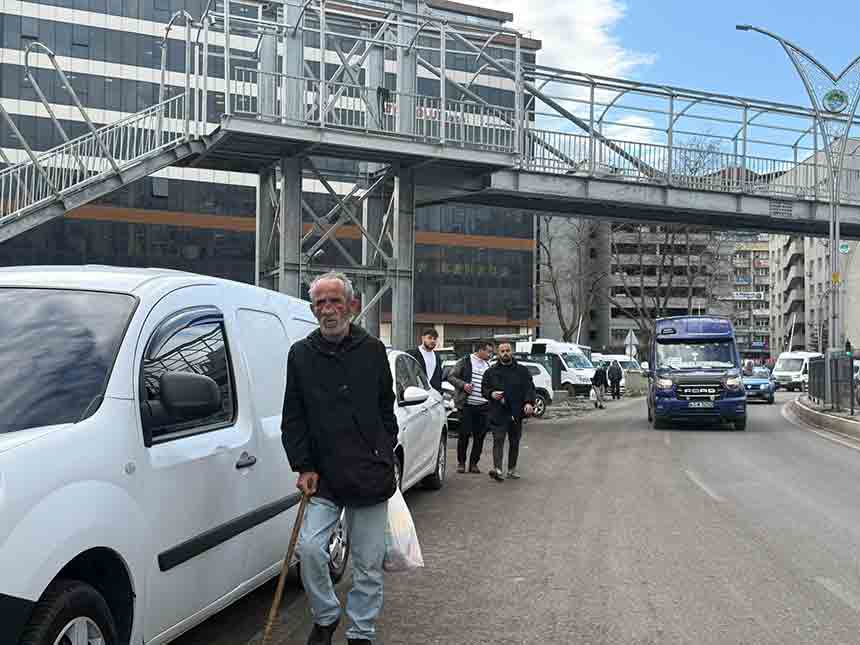 Üst Geçit Var Kaldırım Yok (1)