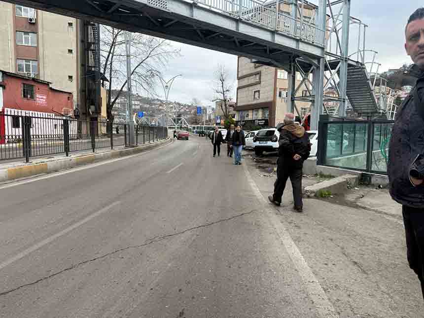 Üst Geçit Var Kaldırım Yok (8)