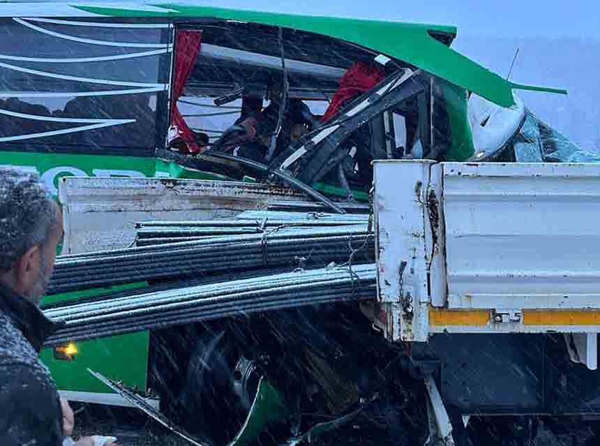 Yolcu Otobüsü Tıra Arkadan Çarptı (2)