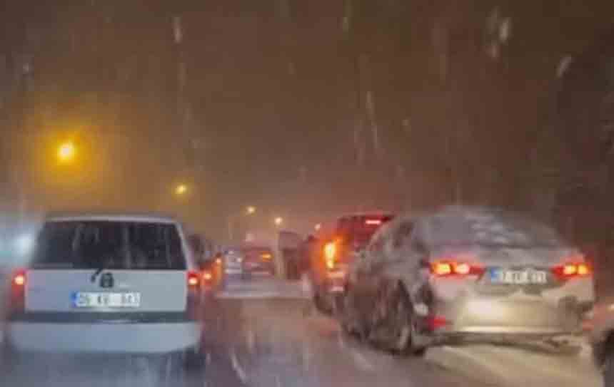 Zonguldak Yeni̇ Yila Karla Gi̇rdi̇ (1)