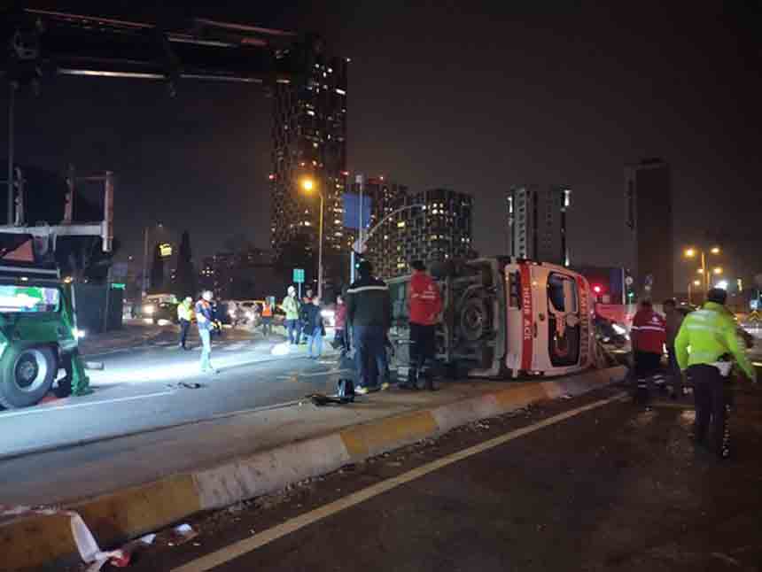 Ambulans İle Ci̇p Kafa Kafaya Çarpişti (1)