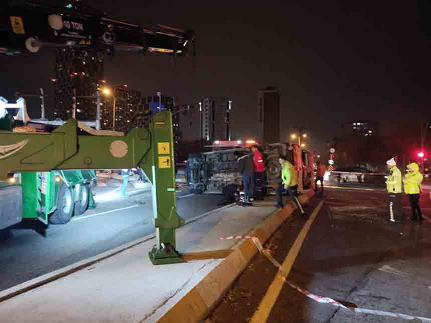 Ambulans İle Ci̇p Kafa Kafaya Çarpişti (2)