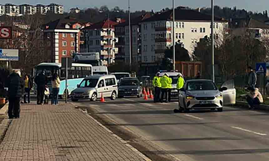 Bartinda Otomobi̇l Kadina Çarpti