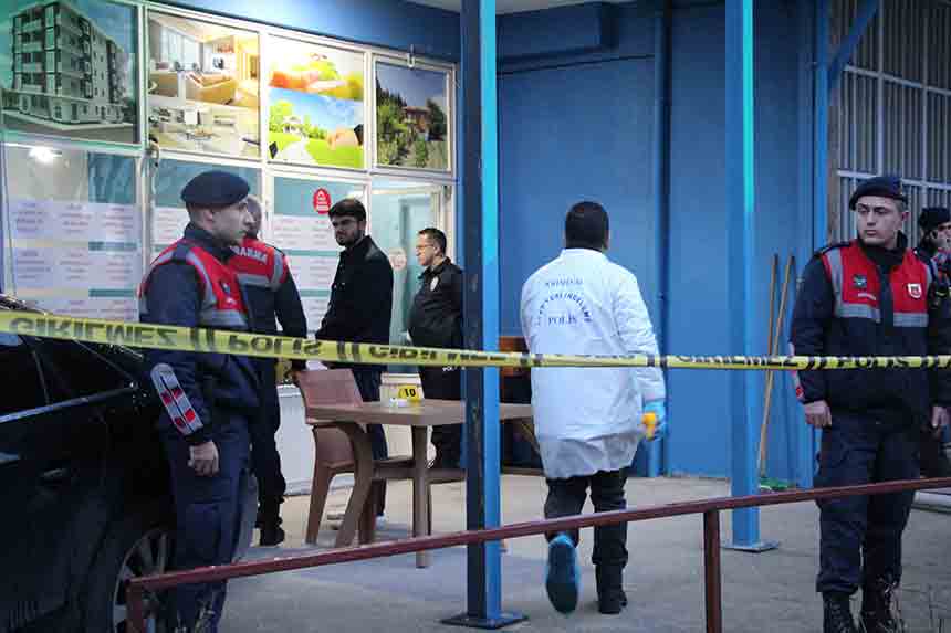 Eşini Ve Mhp Ilçe Başkanını Vurdu (10)