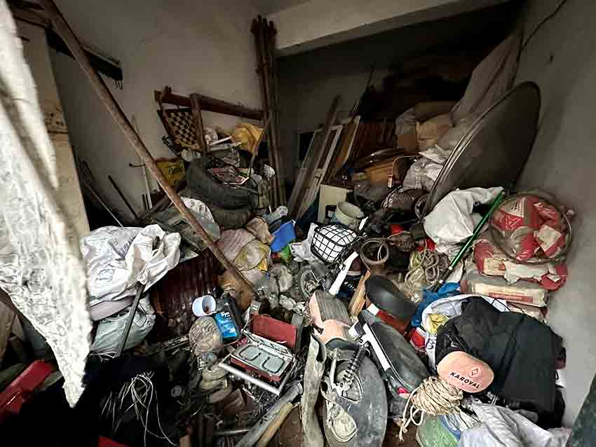 Evinden Kamyonlar Dolusu Çöp Çıkarılan Adam Çatıdan Düşerek Hayatını Kaybetti (1)