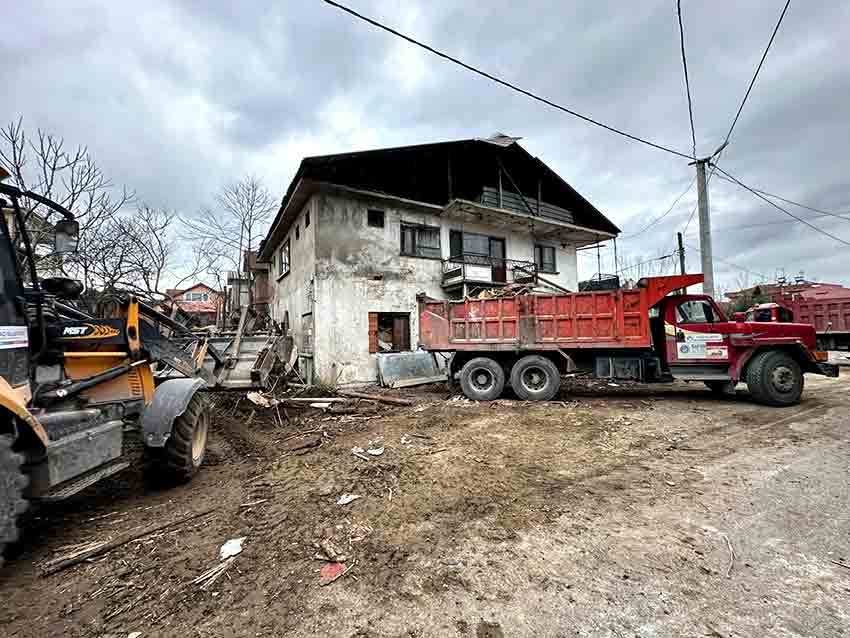 Evinden Kamyonlar Dolusu Çöp Çıkarılan Adam Çatıdan Düşerek Hayatını Kaybetti (4)