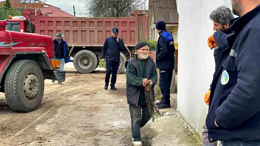 Evinden Kamyonlar Dolusu Çöp Çıkarılan Adam Çatıdan Düşerek Hayatını Kaybetti (5)