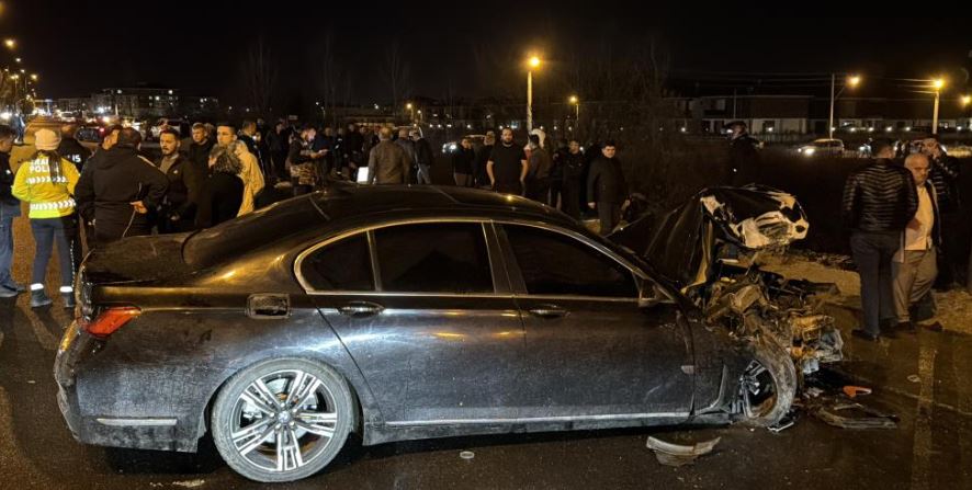 Halk Otobüsü Ile Otomobil Çarpıştı 2