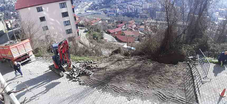 Rüzgarli Caddesi̇nde Kayan Yol (2)