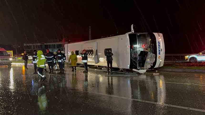 Samsunda Yolcu Otobüsü Devrildi (1)