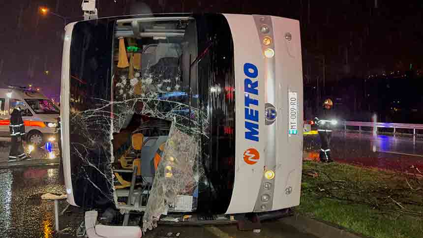 Samsunda Yolcu Otobüsü Devrildi (5)