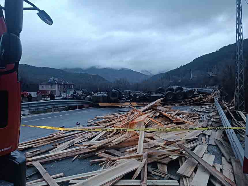 Sürücü Devrilen Tırın Altında Kaldı (2)