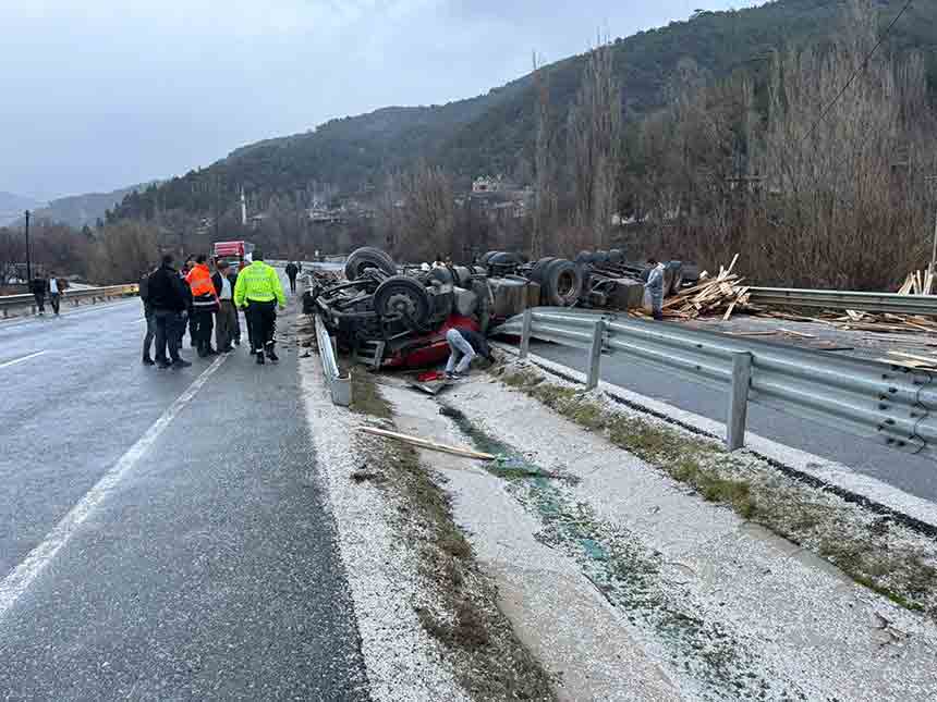 Sürücü Devrilen Tırın Altında Kaldı (3)