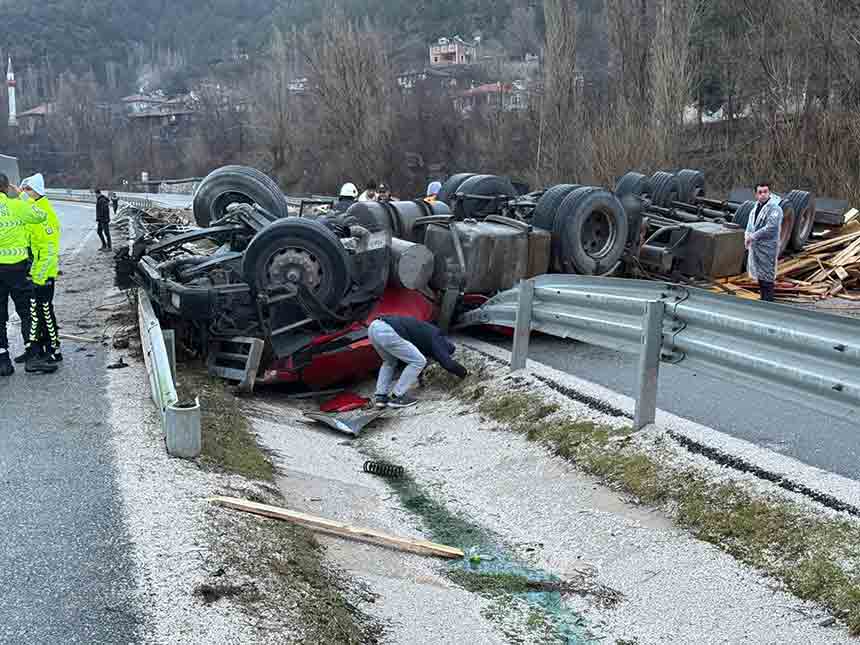 Sürücü Devrilen Tırın Altında Kaldı (4)