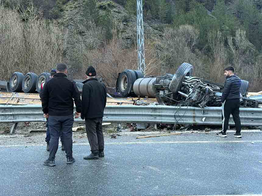 Sürücü Devrilen Tırın Altında Kaldı (5)