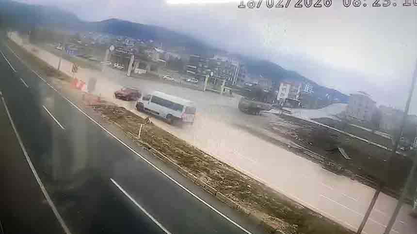 Trafik Istasyonu Önünde Kaza (1)