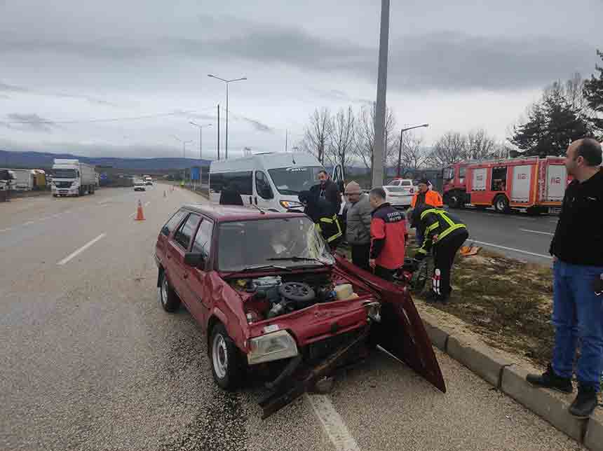 Trafik Istasyonu Önünde Kaza (2)