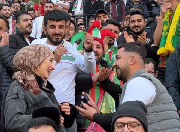 Tri̇bünde Romanti̇k Anlar 2