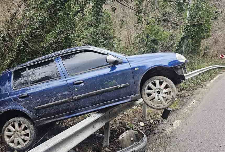 Tünel Çıkışında Düşen Kaya Kaza Yaptırdı (1)