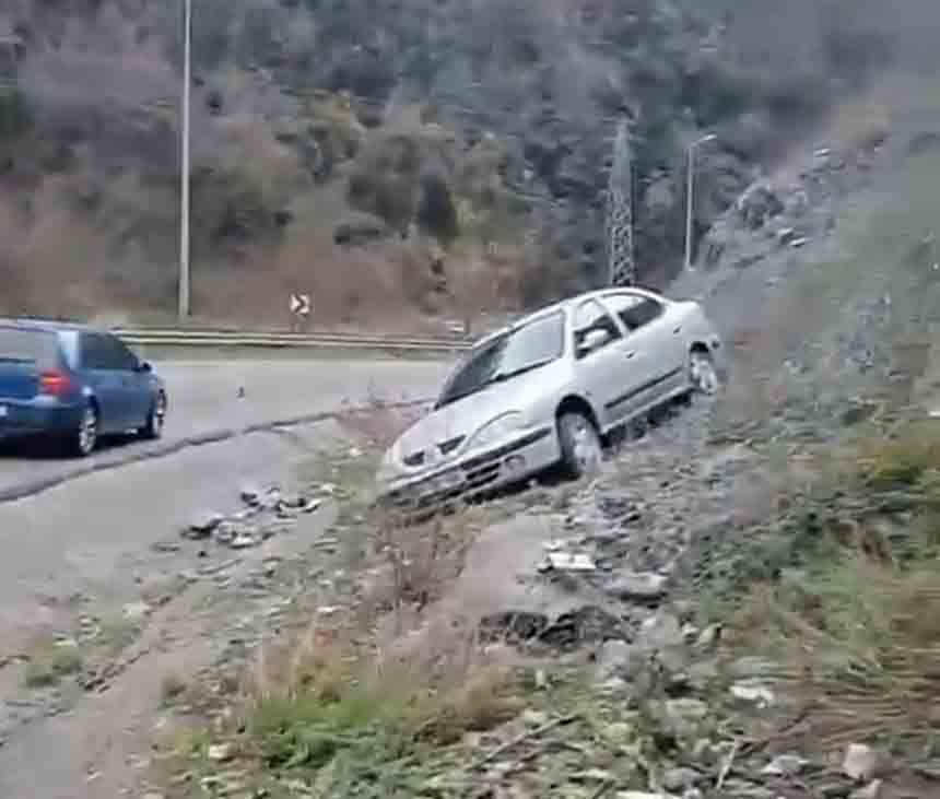Tünel Çıkışında Düşen Kaya Kaza Yaptırdı (3)