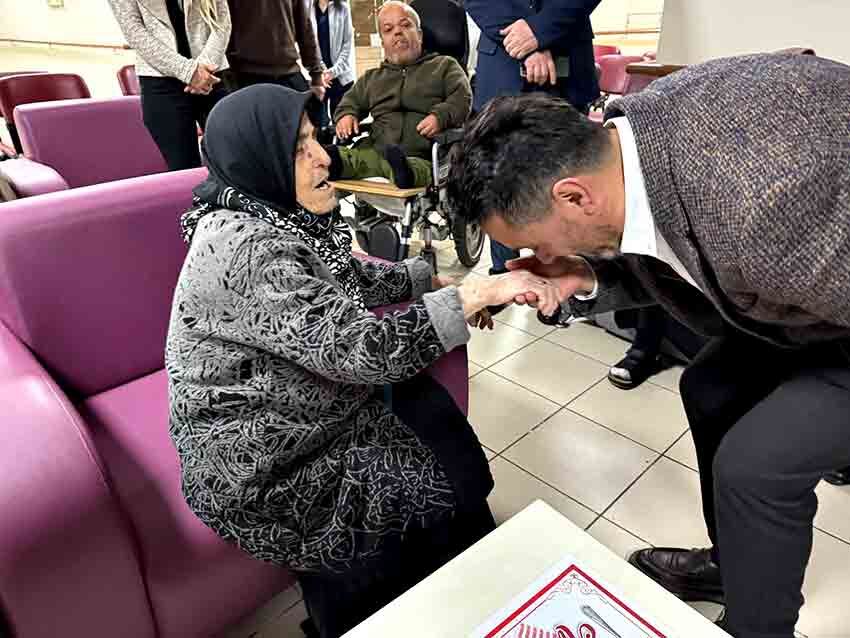 A K Parti Merkez İlçe Huzurevini Ziyaret Etti (1)