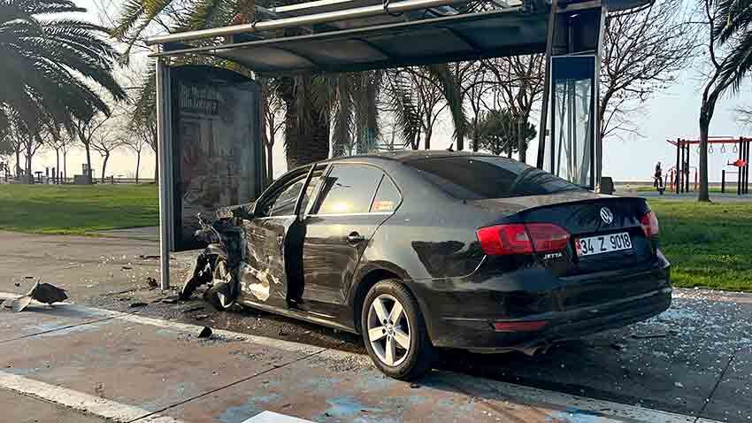 Araç Durağa Daldı 2 Yaralı (2)