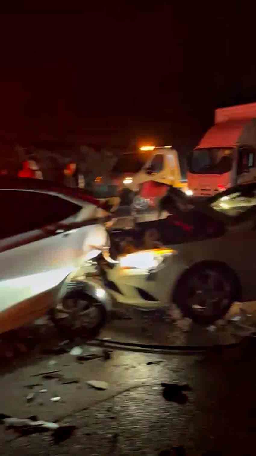 Bayram Dönüşü Zincirleme Kaza 5 Araç Çarpıştı (1)