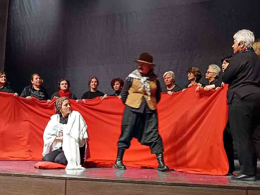 Kadinlarin Emek Mücadelesi̇ Çaycuma’da Sahneye Taşindi (1)