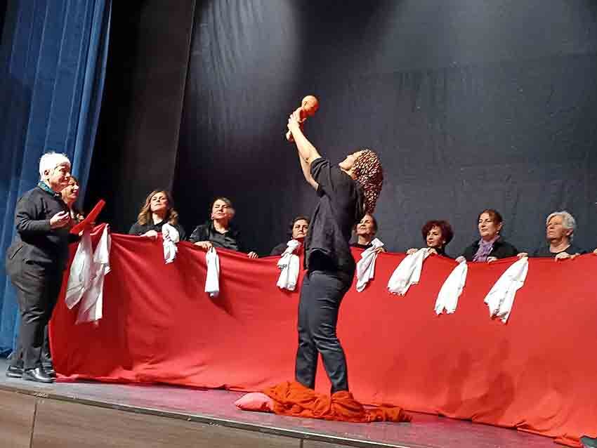 Kadinlarin Emek Mücadelesi̇ Çaycuma’da Sahneye Taşindi (3)