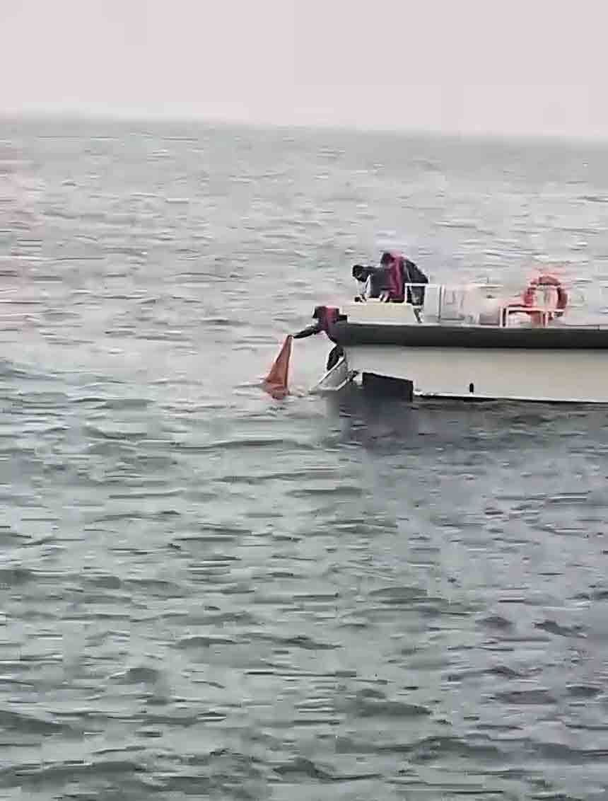 Kıyafetleri Ile Denize Giren Kadın (1)