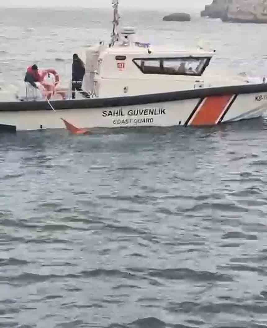 Kıyafetleri Ile Denize Giren Kadın (2)