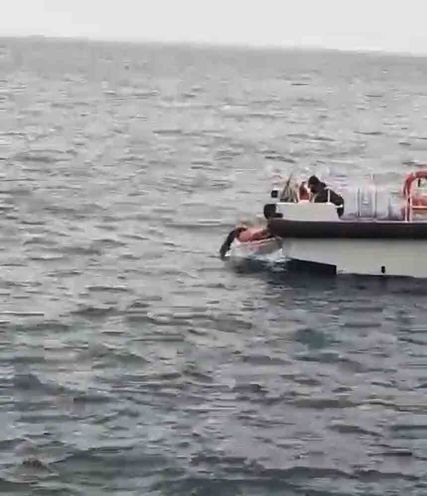 Kıyafetleri Ile Denize Giren Kadın (3)