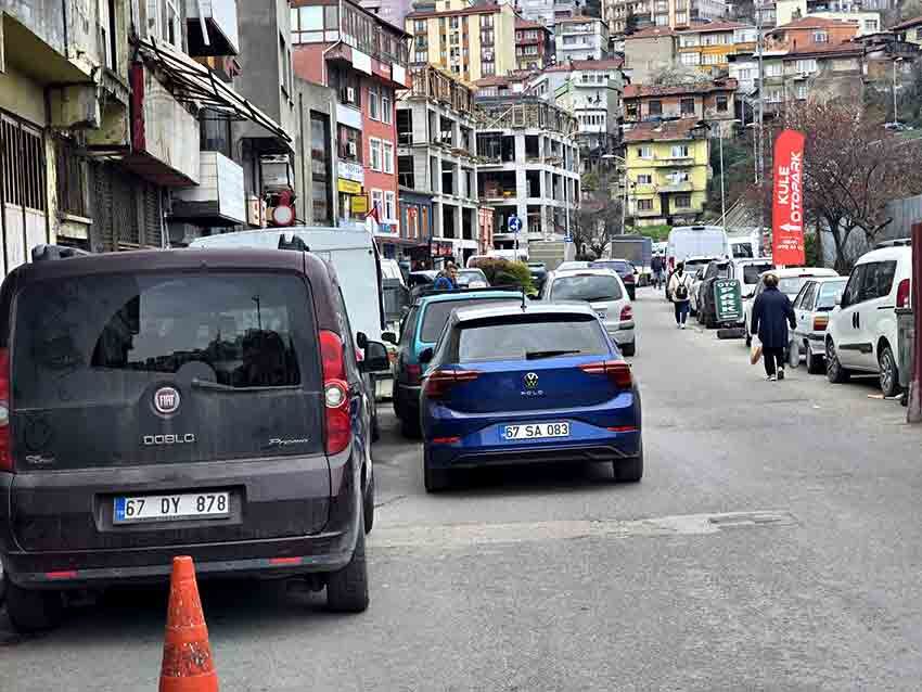 P A Z A R A L A N I N D A K A O S P A R K S O R U N U T R A F İ Ğ İ F E L Ç E D İ Y O R (2)