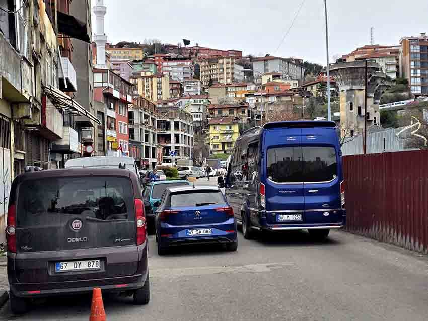 P A Z A R A L A N I N D A K A O S P A R K S O R U N U T R A F İ Ğ İ F E L Ç E D İ Y O R (3)