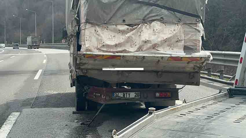 Tem Otoyolu’nda Feci̇ Kaza 2’Si̇ Çocuk 4 Ki̇şi̇ Yaralandi (1)