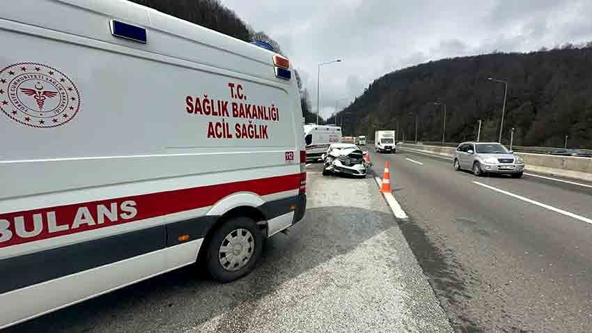 Tem Otoyolu’nda Feci̇ Kaza 2’Si̇ Çocuk 4 Ki̇şi̇ Yaralandi (2)