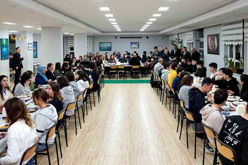 Vali Hacıbektaşoğlu Öğrencilerle Iftar Sofrasında Buluştu (2)