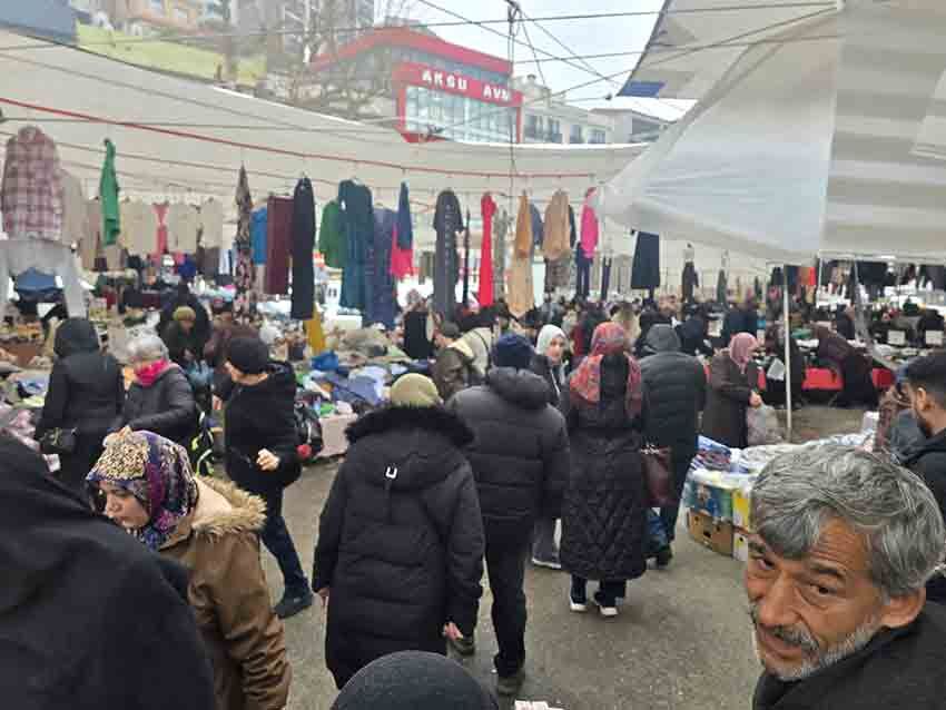 Yağmur Çamur Dinlemediler Herkes Oraya Akın Etti (1)