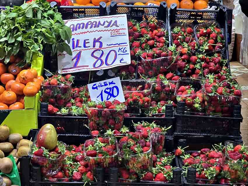 Yaz Ayinin Vazgeçi̇lmezi̇ Çi̇lek Tezgahlarda3