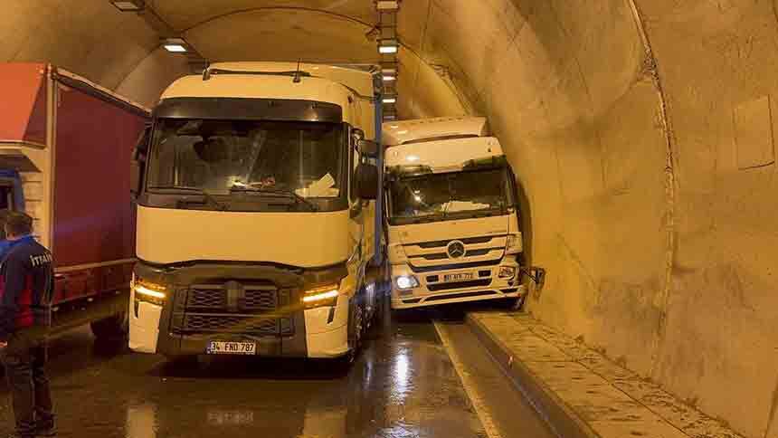 Zonguldakta Tünelde Tırlar Çarpıştı (2)