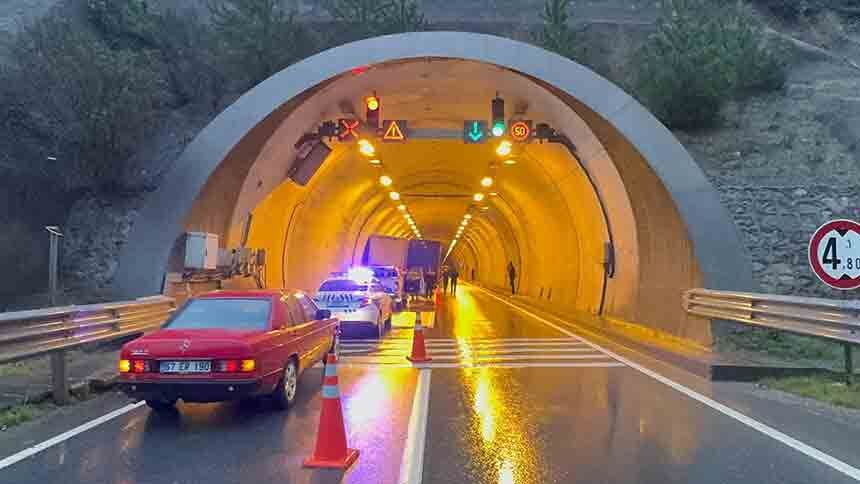 Zonguldakta Tünelde Tırlar Çarpıştı (4)