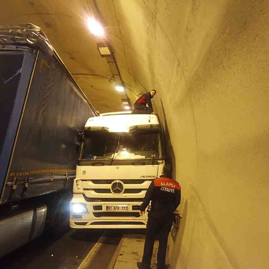 Zonguldakta Tünelde Tırlar Çarpıştı (5)