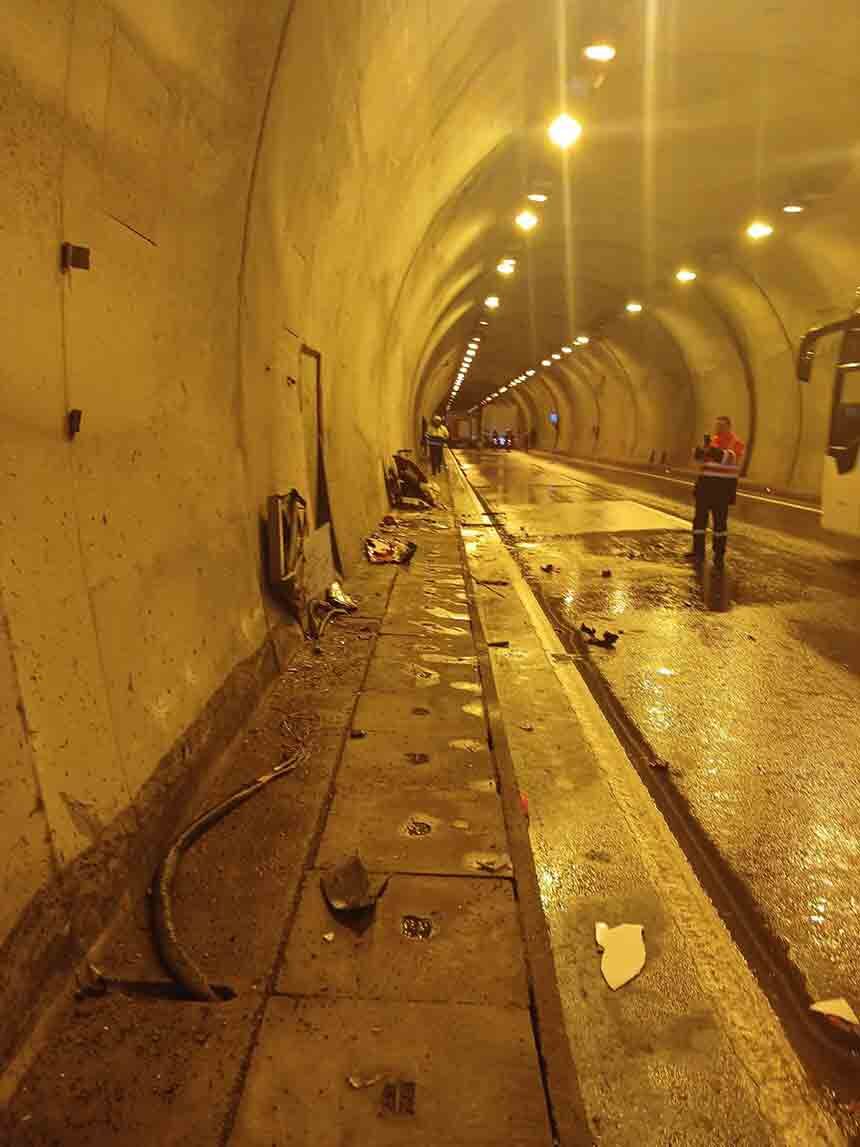 Zonguldakta Tünelde Tırlar Çarpıştı (6)