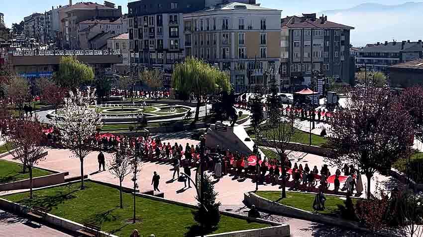 500 Öğrenciden 200 Metrelik Bayrakla Anlamlı Yürüyüş (1)