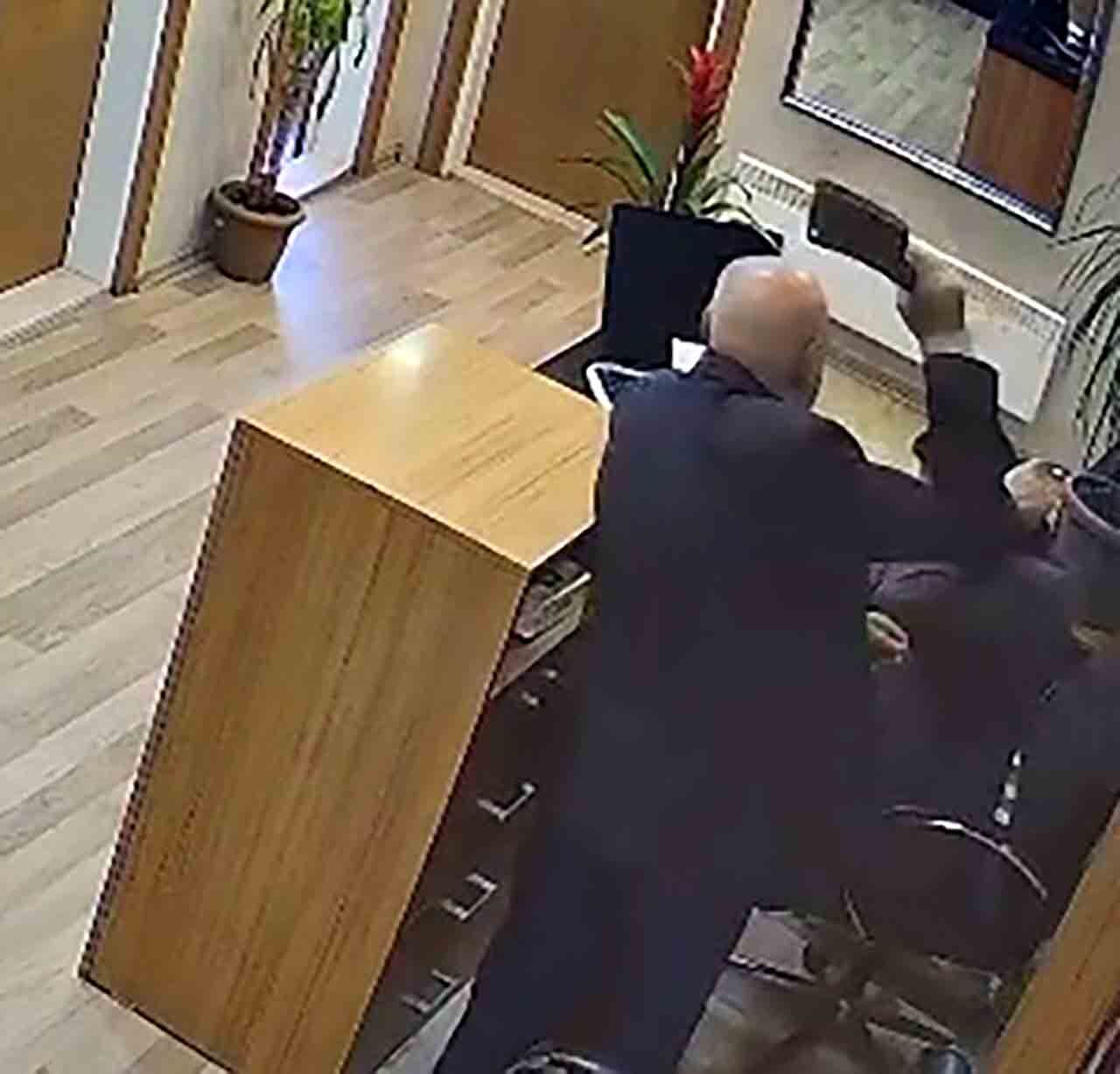 B E L E D İ Y E S E K R E T E R İ N E S A T I R L A S A L D I R D I (1)