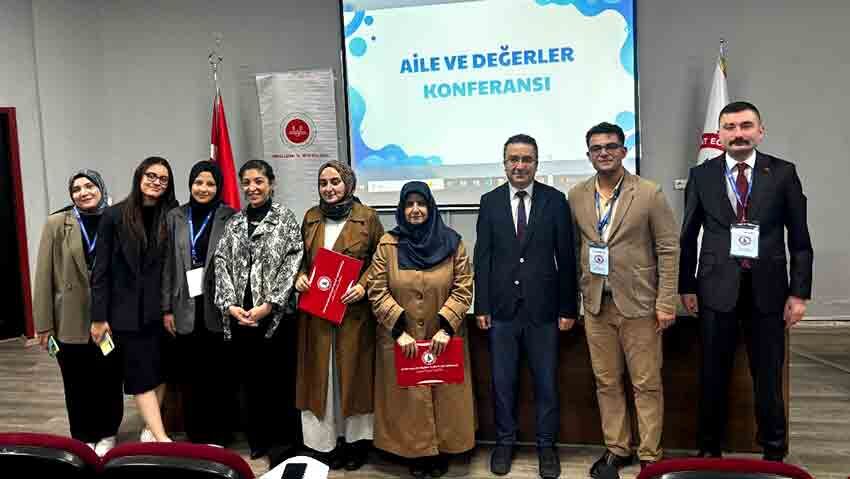 B E U N’de “ Aile Ve Değerler” Konferansı Yoğun Ilgi Gördü (1)