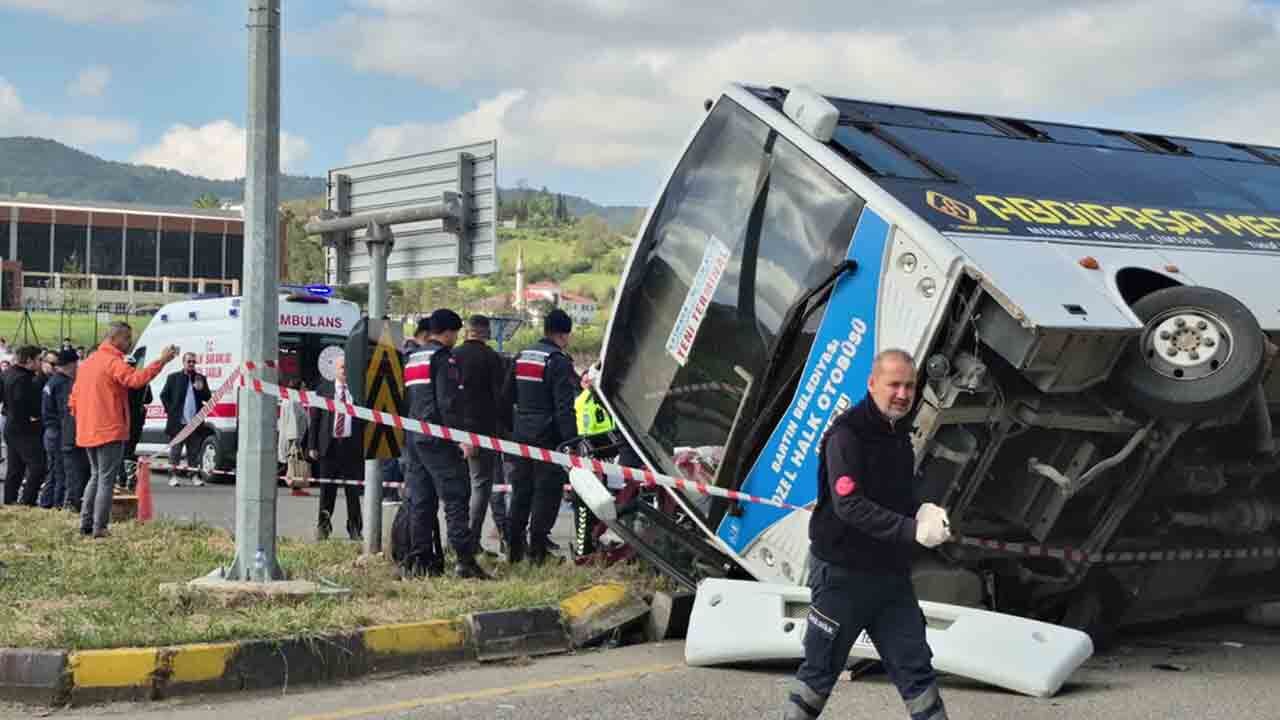 Bartin Halk Otobusu Kaza Yapti (1)